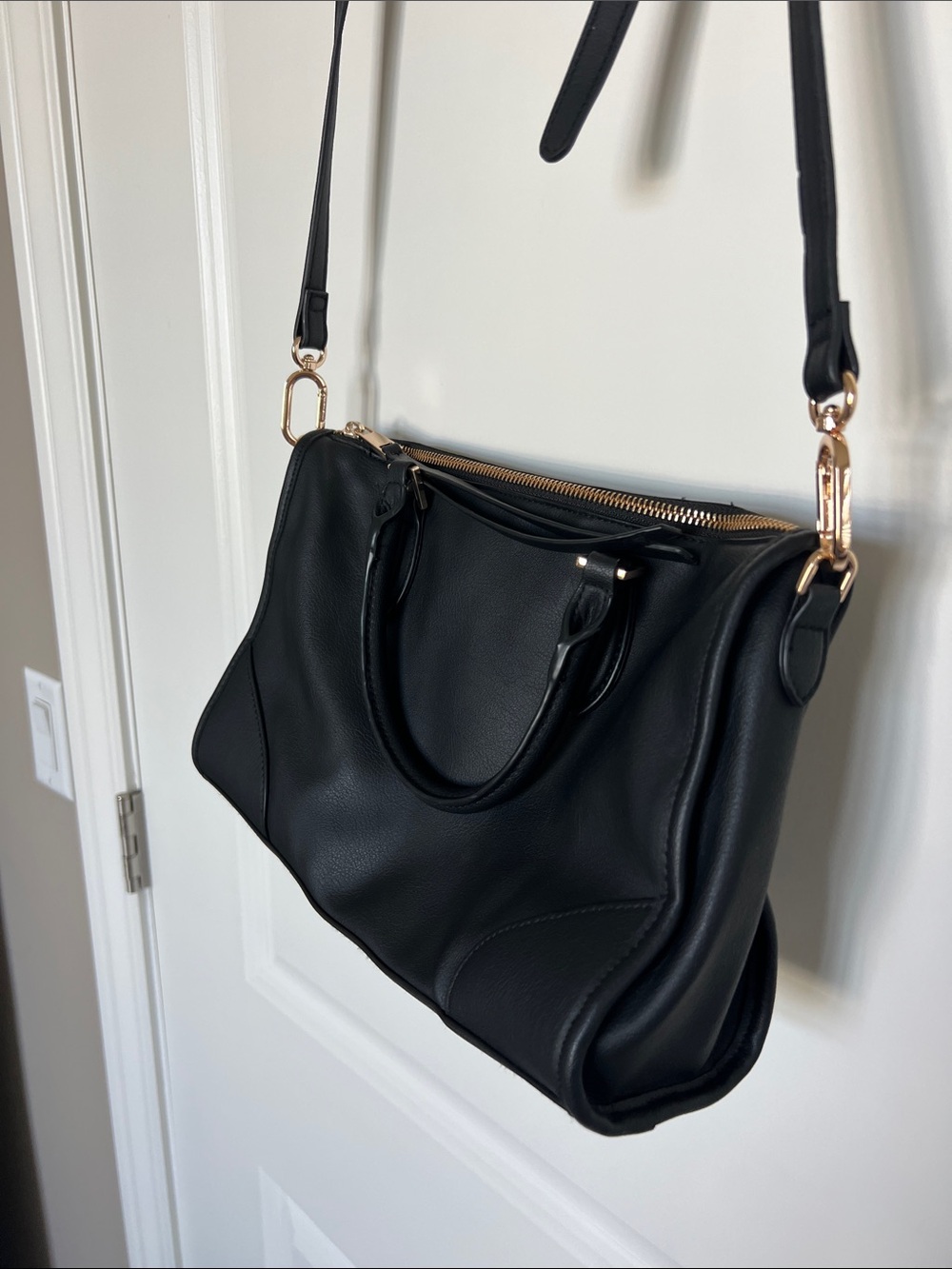 Black purse with adjustable straps and handles - Picture 2 of 5